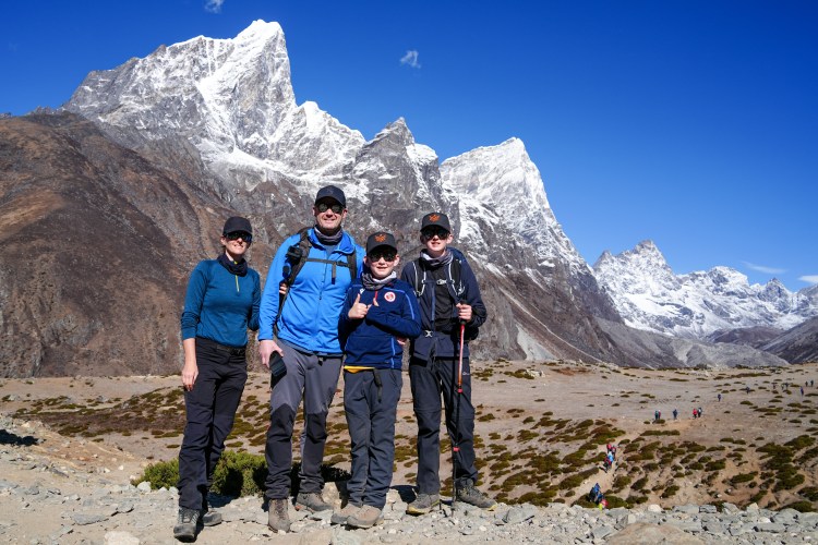 Family russell-smith in Nepal wit mountains 